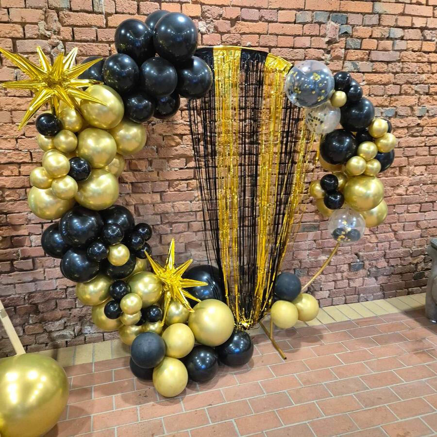 Organischer Ballonbogen in Schwarz und Gold