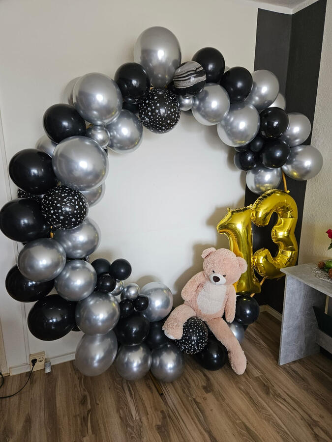Runder Ballonbogen in Schwarz und Silber zum Kindergeburtstag