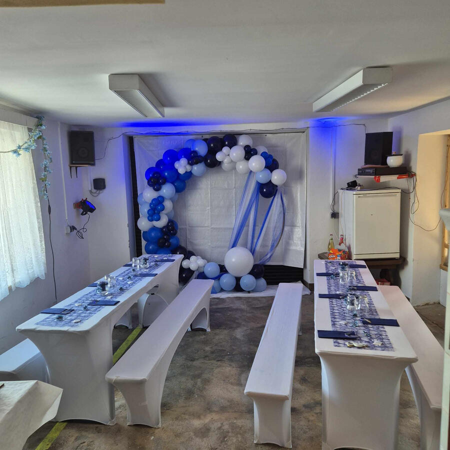 Runder Ballonbogen in Blau und Weiß im Festsaal