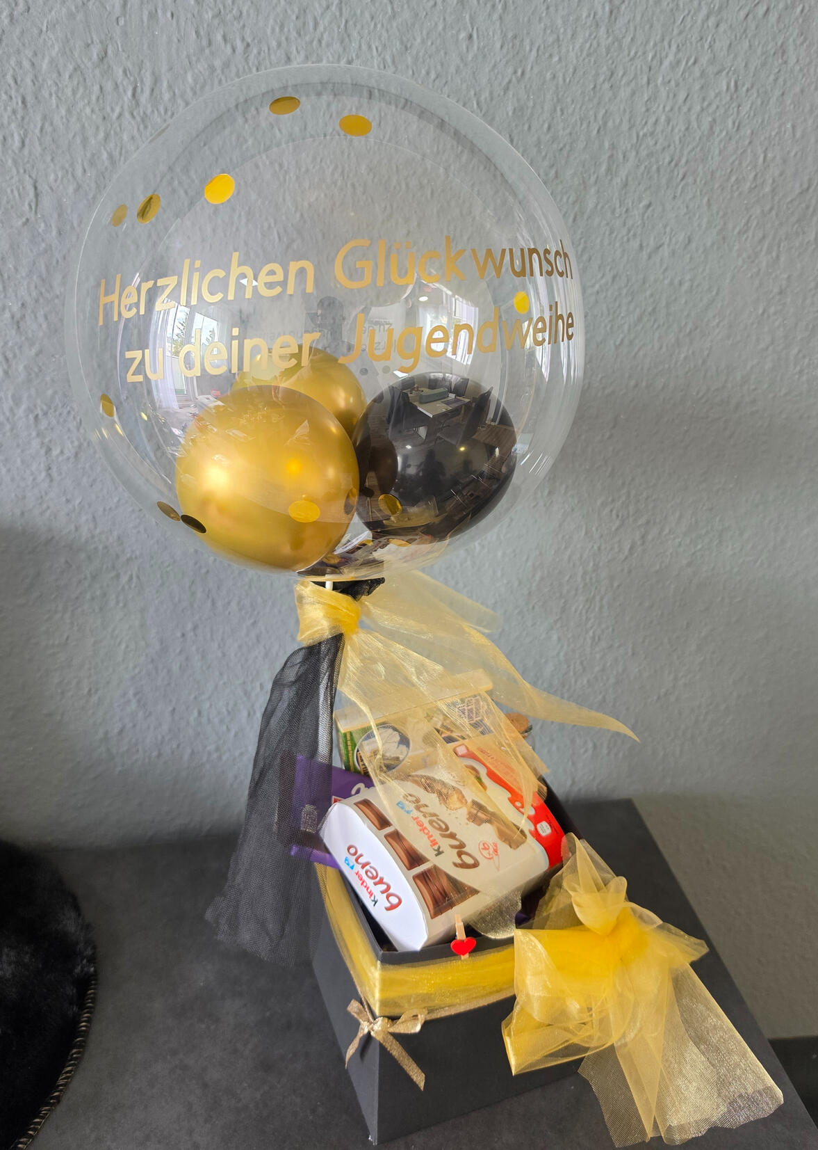 Personalisierter Geschenkballon mit goldener Schrift